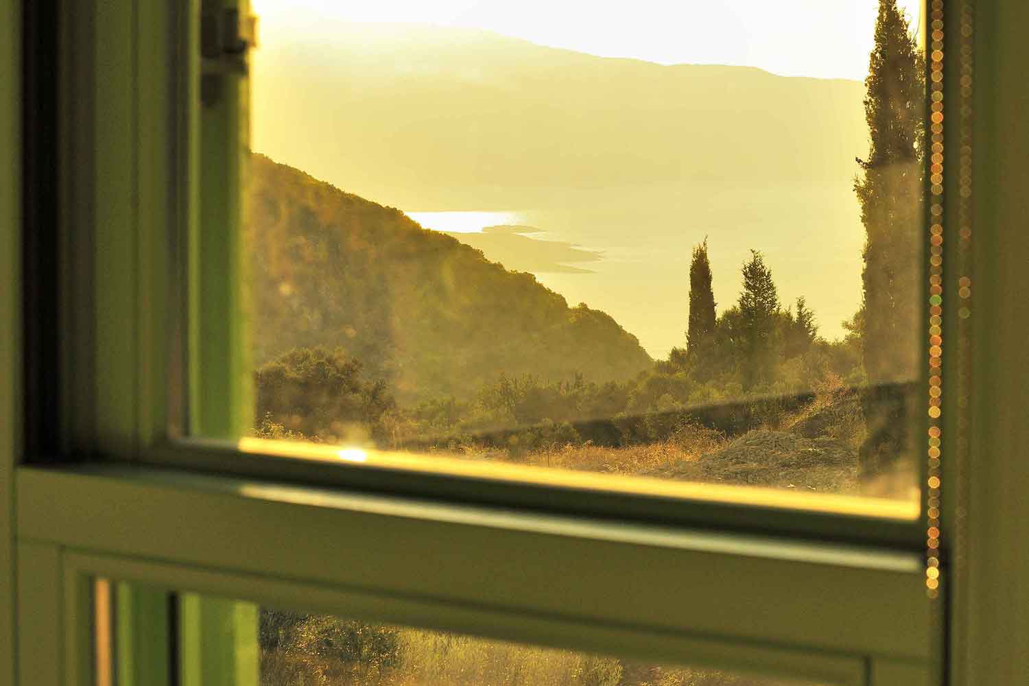 βίλα με ιδιωτική πισίνα σε Ελληνικό νησί, ανατολή του ηλίου θέα από την κρεβατοκάμαρά σας